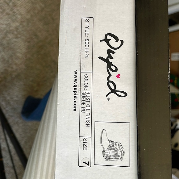 QUPID Fringe Booties Color Rust Oil Finish Faux Suede material. Size 7. - Picture 1 of 9